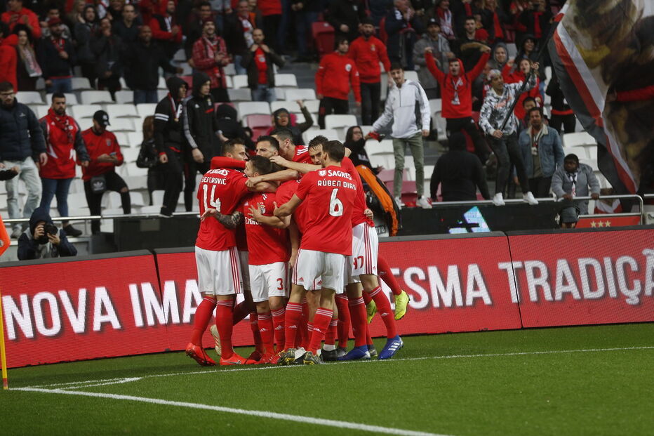 Jogadores do Benfica celebram golo marcado ao Nacional