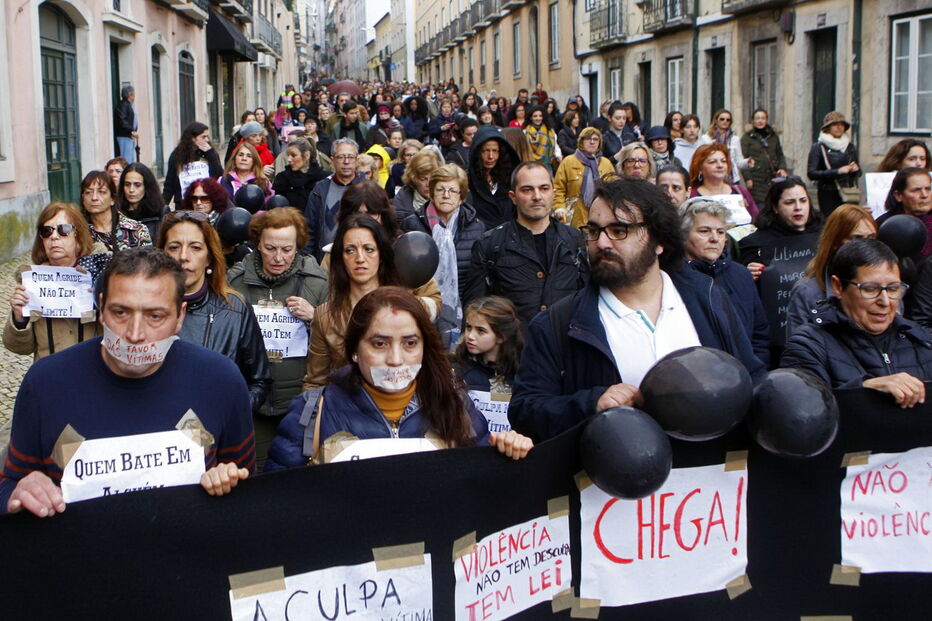 Centenas marcharam em silêncio em Lisboa para homenagear vítimas de violência doméstica