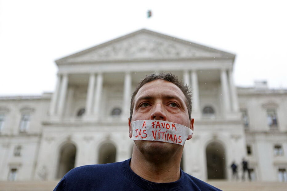 Centenas marcharam em silêncio em Lisboa para homenagear vítimas de violência doméstica