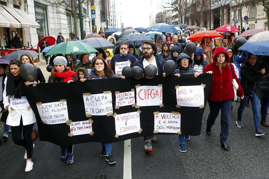 Centenas marcharam em silêncio em Lisboa para homenagear vítimas de violência doméstica