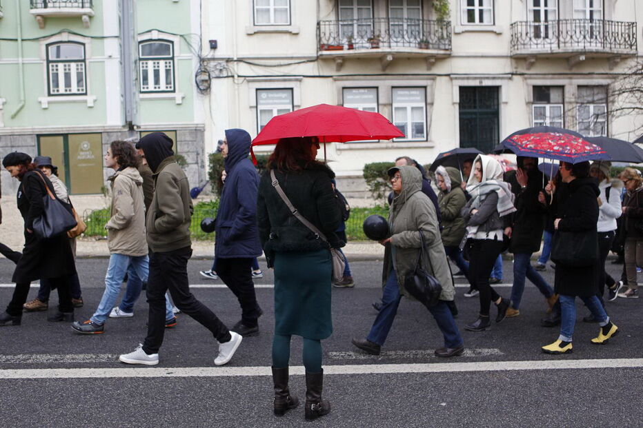 Centenas marcharam em silêncio em Lisboa para homenagear vítimas de violência doméstica