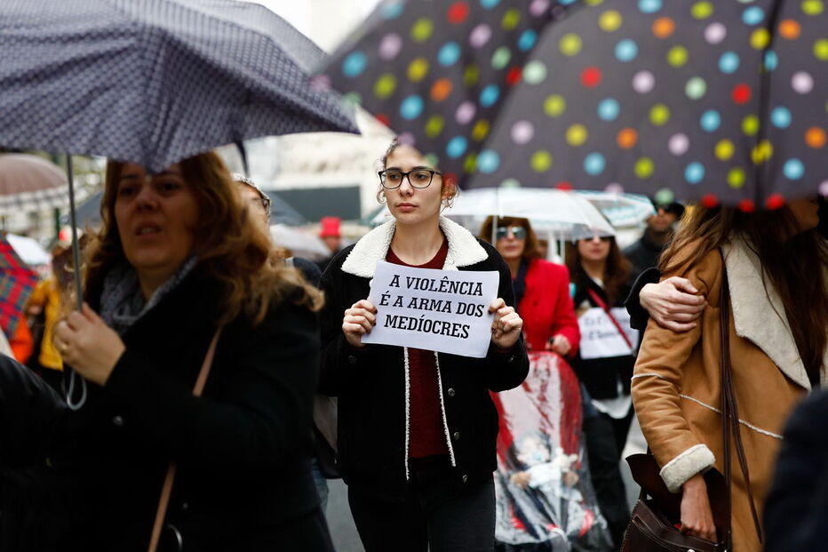 Centenas marcharam em silêncio em Lisboa para homenagear vítimas de violência doméstica