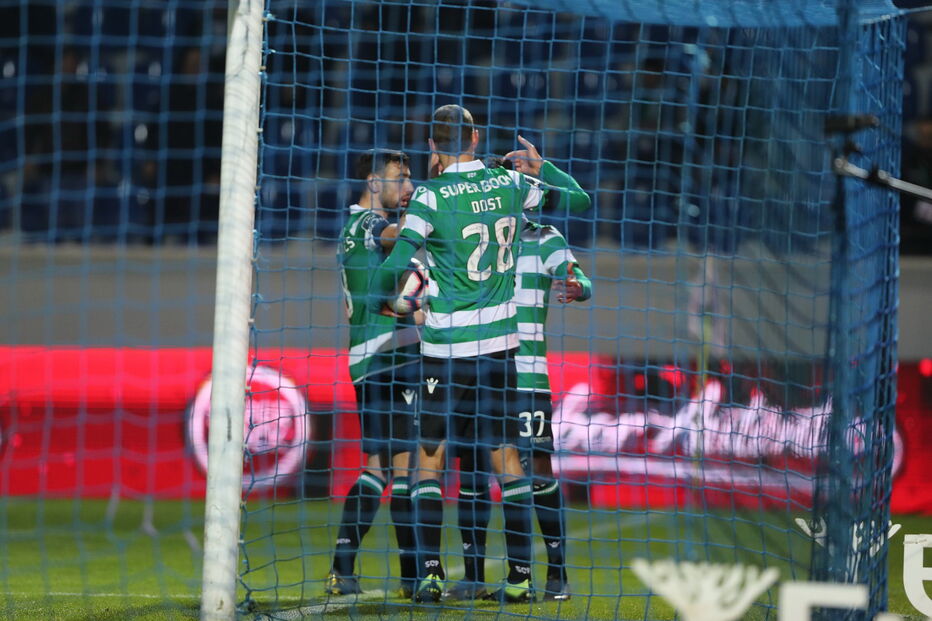 Jogadores do Sporting comemoram golo marcado ao Feirense