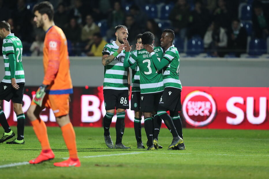 Jogadores do Sporting comemoram golo marcado ao Feirense
