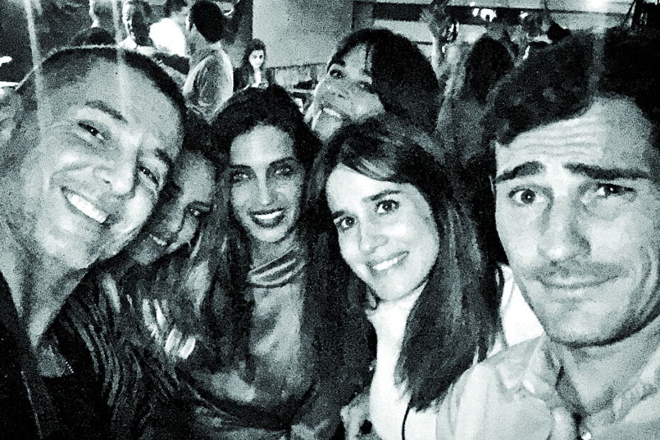 Sara e Casillas com um grupo de amigos
