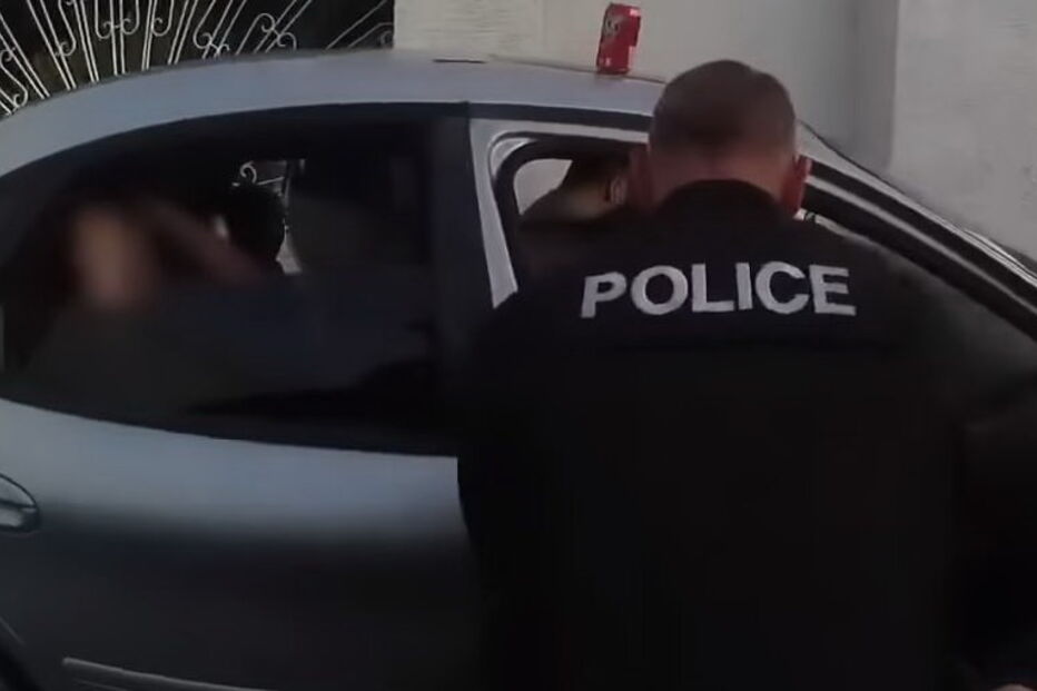 Homem atingido com taser na zona genital durante detenção 