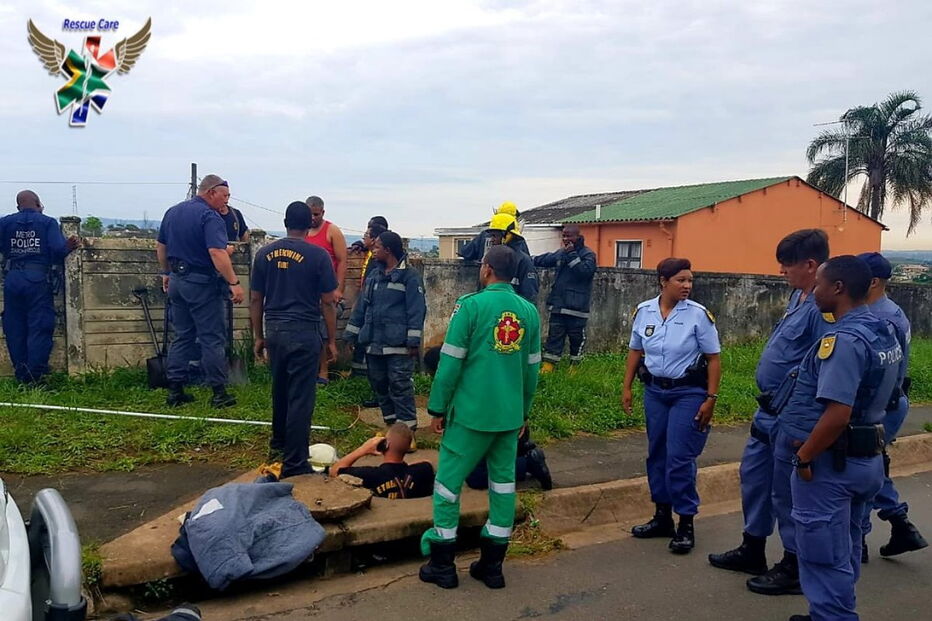 Bebé preso em esgotos leva a resgate de risco em Durban na África do Sul