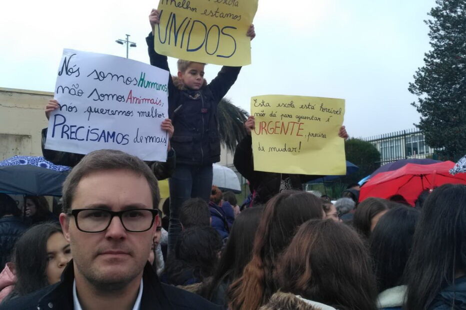 Pais e alunos protestam de máscara contra amianto na escola em Vieira do Minho