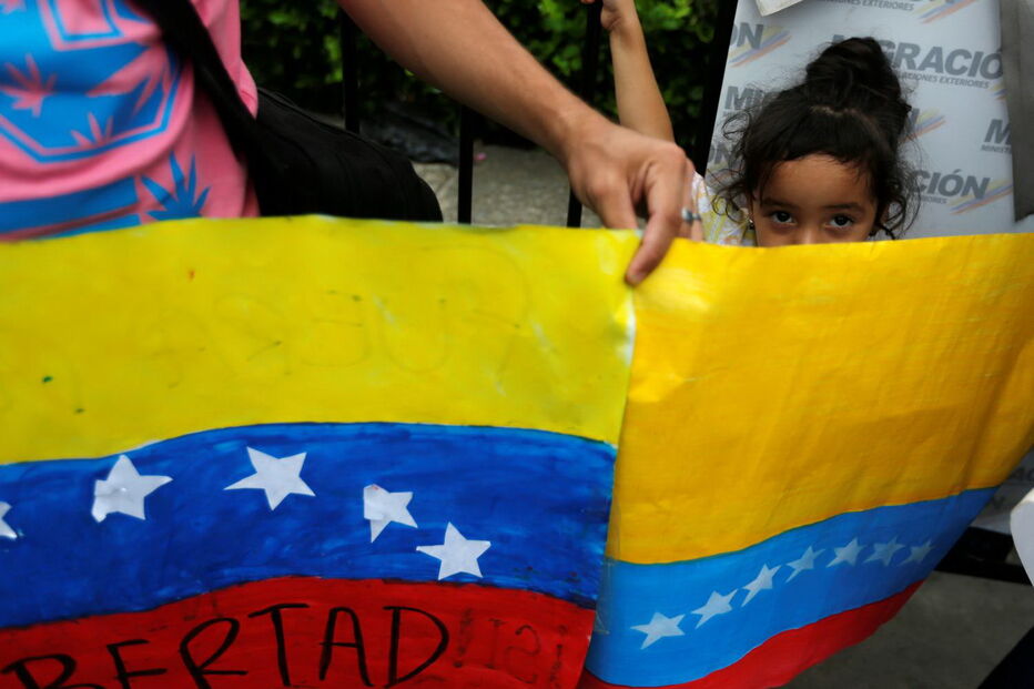 Pais emigraram e deixaram os filhos na rua. Os casos dramáticos na Venezuela