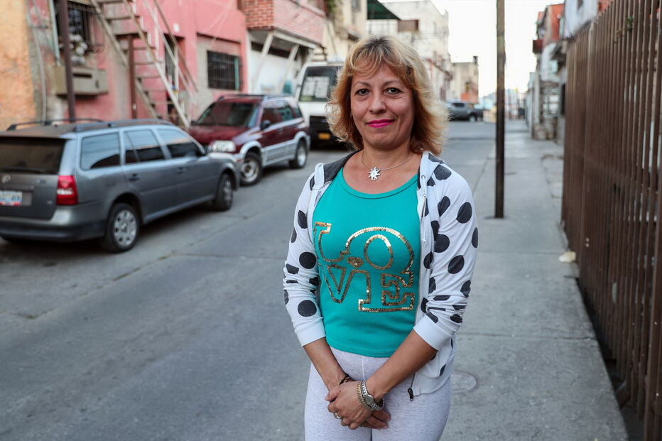 Morávia Zambrano, funcionária hospitalar de 48 anos, fala na falta de pessoal, médicos e enfermeiros que foram embora, e da falta de materiais tão simples como compressas, ligaduras, seringas, etc.