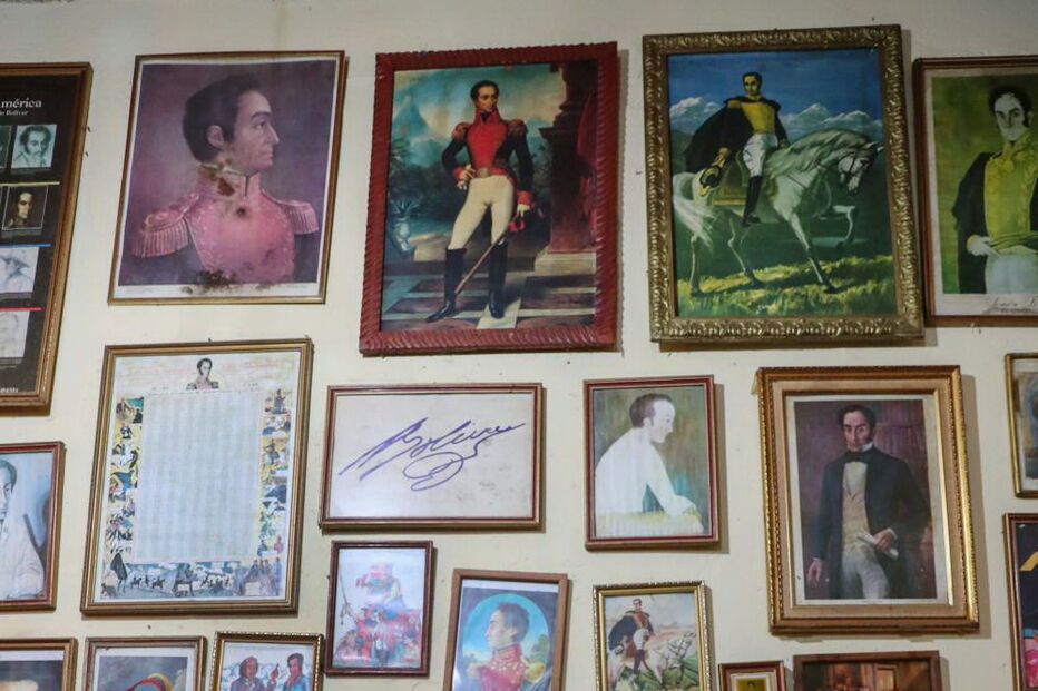 Milleyes Teys, insuficiente renal com 71 anos, posa para a fotografia junto à sua coleção de quadros de Simón Bolívar, Caracas