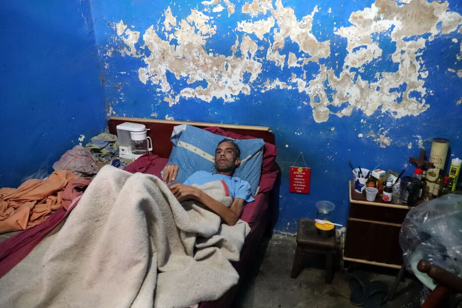 Mitchel Garcia, tem 41 anos, seropositivo, vive numa casa sem condições e sofre com a falta de medicamentos