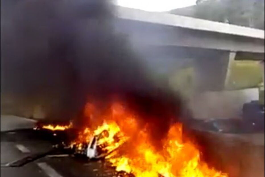 Helicóptero bate contra camião em estrada de São Paulo e faz dois mortos