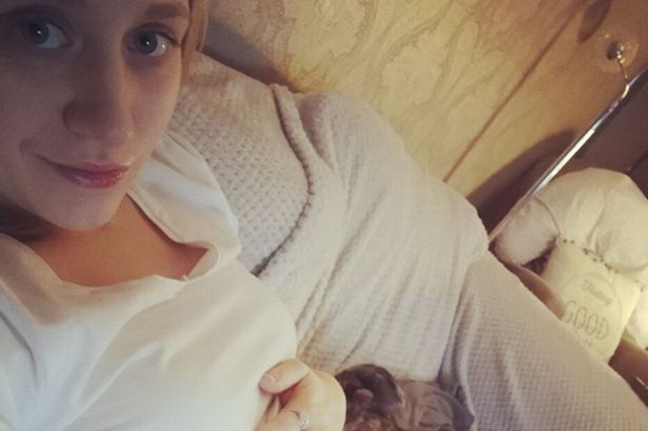 bebé retirado da barriga da mãe para ser operado