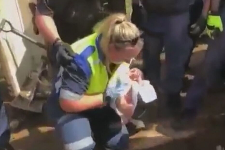 Bebé atirada ao esgoto depois de nascer na África do Sul