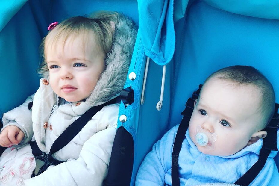 Um dos gémeos e Mollie