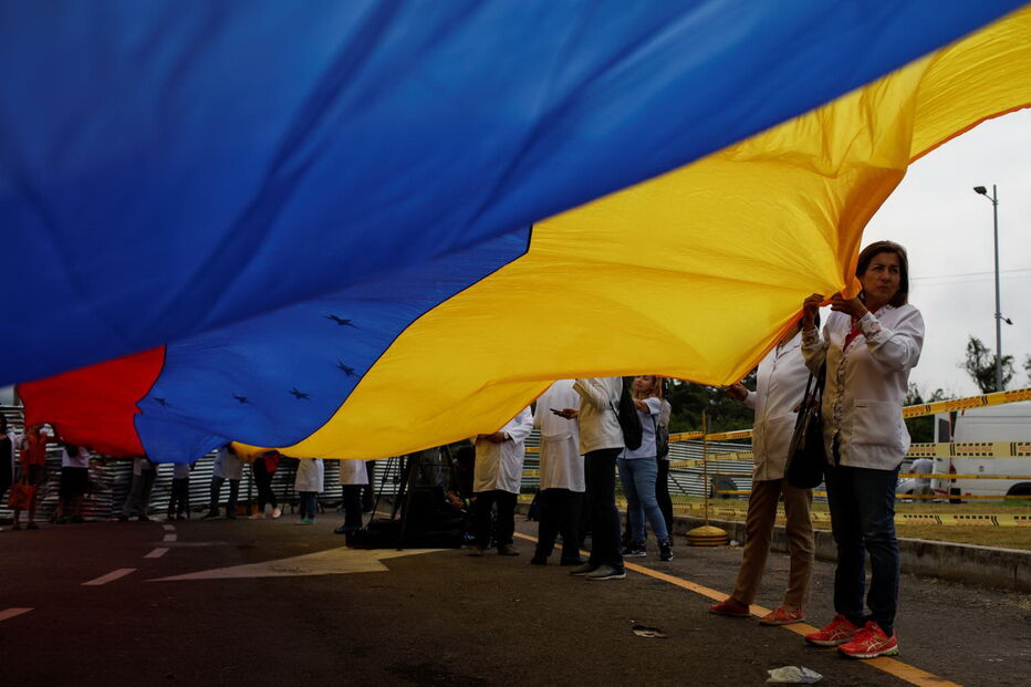 Venezuelanos na fronteira com a Colômbia