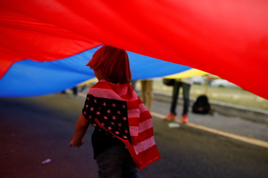 Venezuelanos na fronteira com a Colômbia