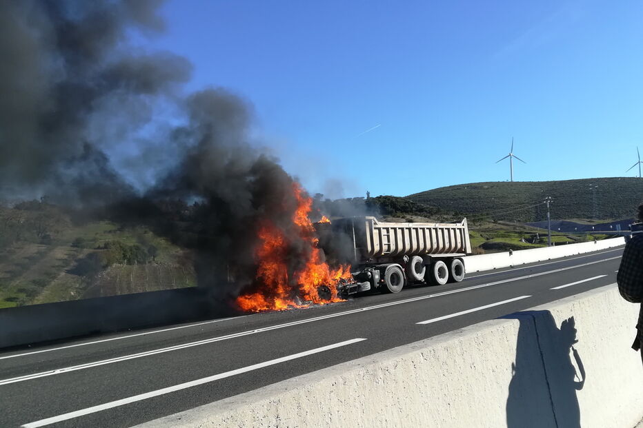 Camião incendeia-se no IC9 na zona da Batalha