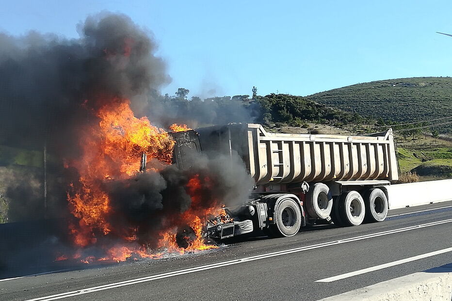 Camião incendeia-se no IC9 na zona da Batalha