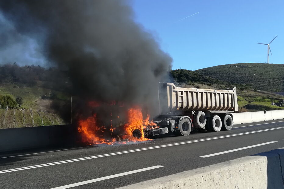 Camião incendeia-se no IC9 na zona da Batalha