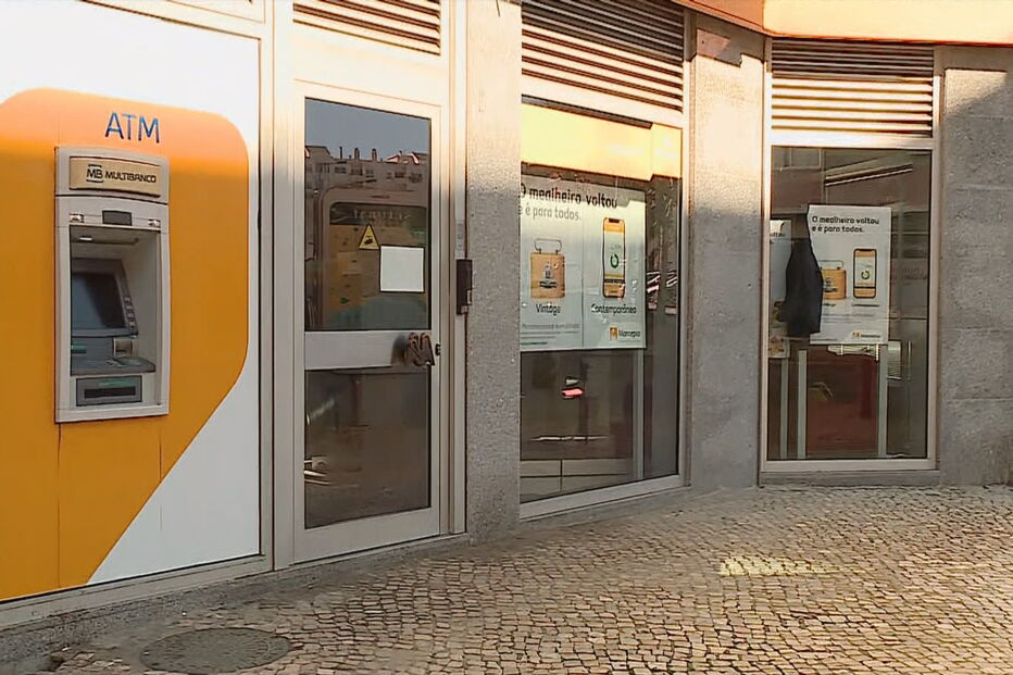 Homem ameaça funcionários com faca e assalta farmácia e banco em Setúbal