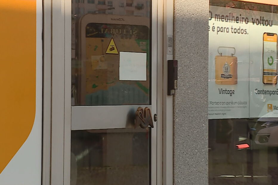 Homem ameaça funcionários com faca e assalta farmácia e banco em Setúbal