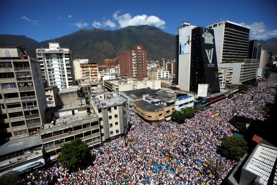 Marcha contra o governo de Nicolás Maduro marcada por alegria e esperança  