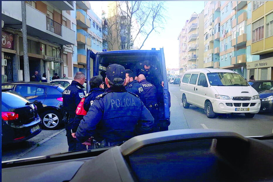 PSP deteve assaltante que roubou farmácia e banco, munido de uma faca  