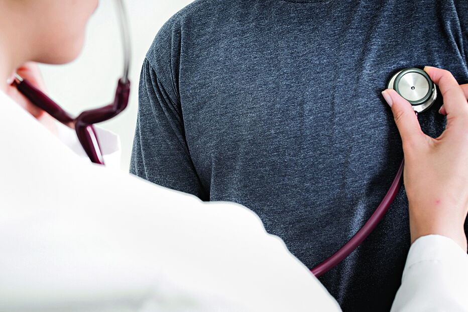 Clínico foi despedido da função pública, mas, inscrito na Ordem dos Médicos, exerceu até agora numa clínica privada  