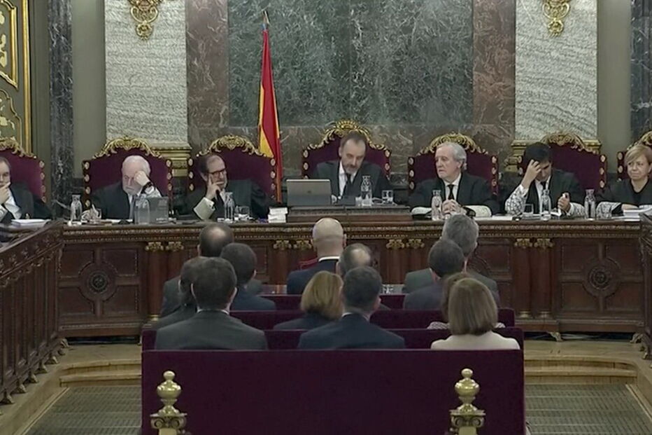 Os 12 ex-dirigentes independentistas catalães sentaram-se pela primeira vez no banco dos réus do Supremo Tribunal de Justiça, em Madrid