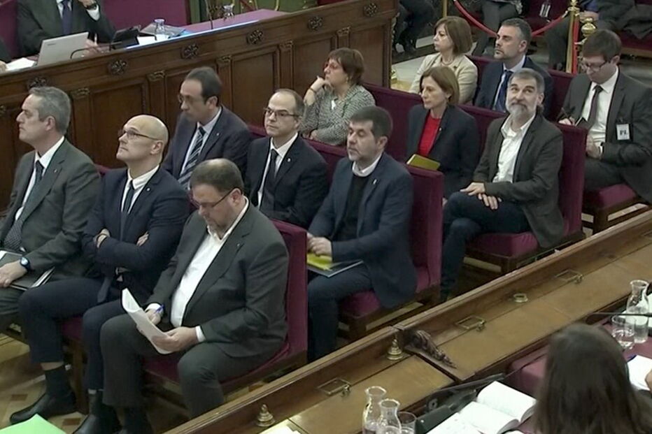 Os 12 ex-dirigentes independentistas catalães sentaram-se pela primeira vez no banco dos réus do Supremo Tribunal de Justiça, em Madrid