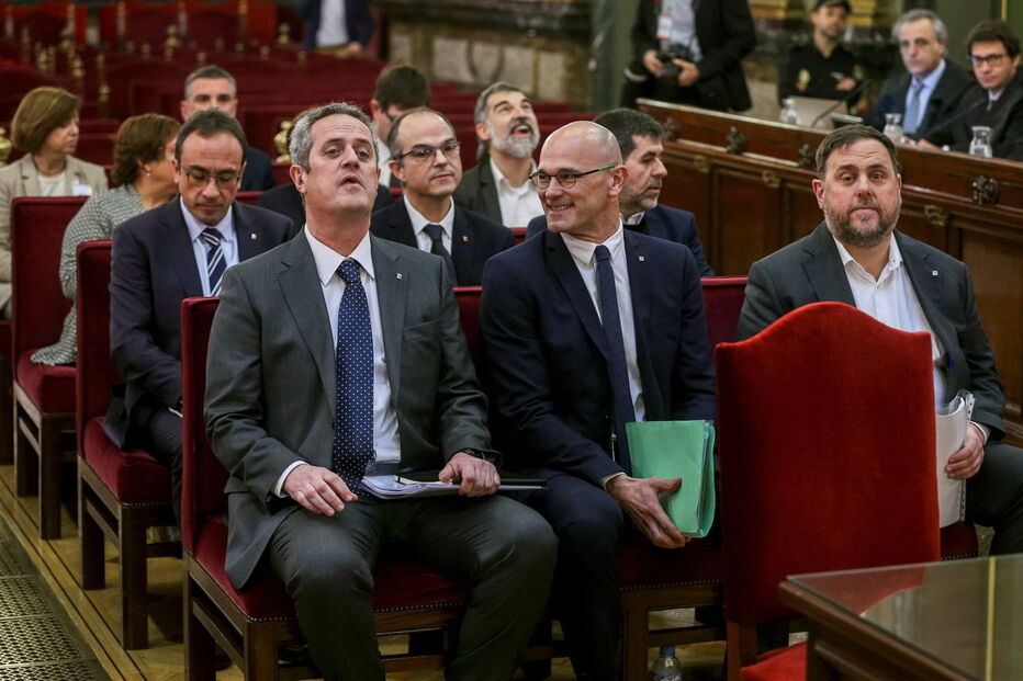 Os 12 ex-dirigentes independentistas catalães sentaram-se pela primeira vez no banco dos réus do Supremo Tribunal de Justiça, em Madrid