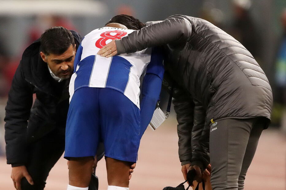 Brahimi sofre entorse no tornozelo esquerdo na derrota do FC Porto com a Roma