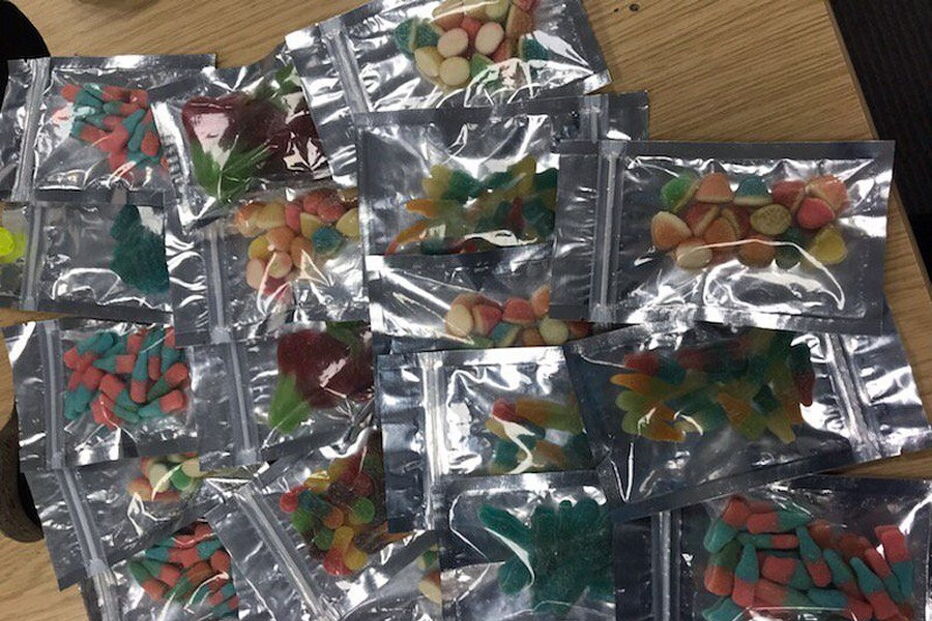 Homem detido após tentar vender droga em formato de doces