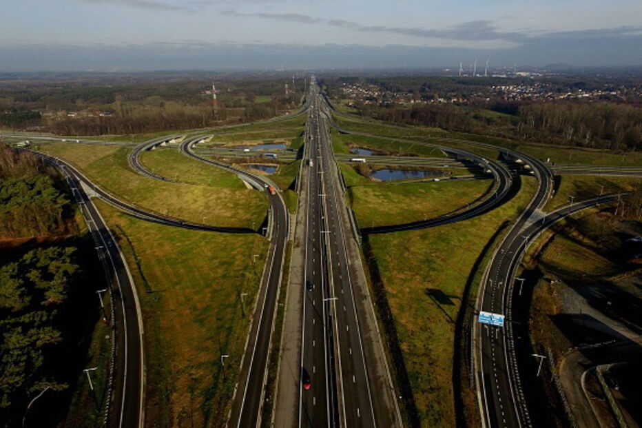 Bélgica em marcha lenta com espaço aéreo fechado e transportes interrompidos