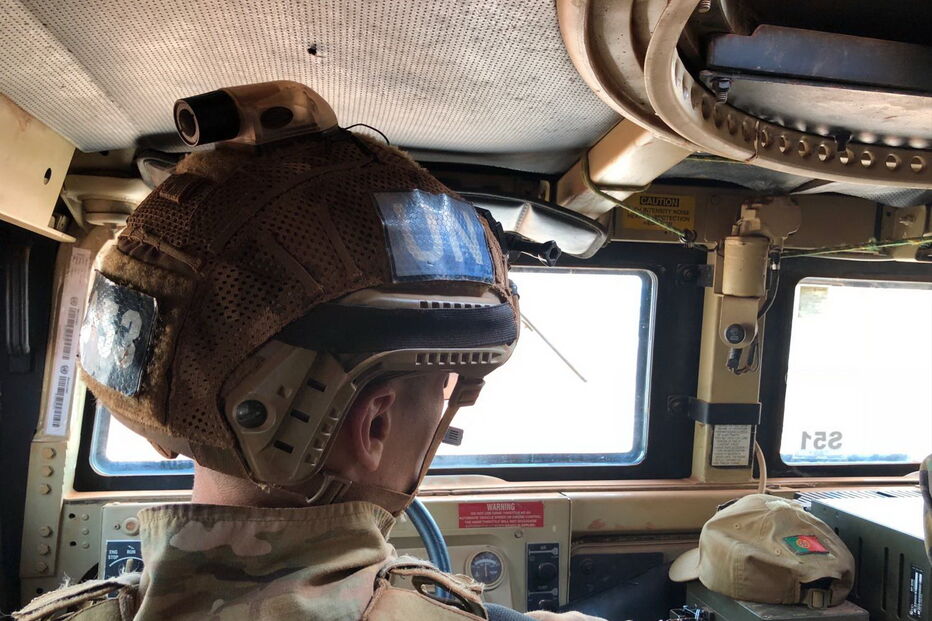 Paraquedista conduz blindado nas ruas de Bambari, na República Centro-Africana