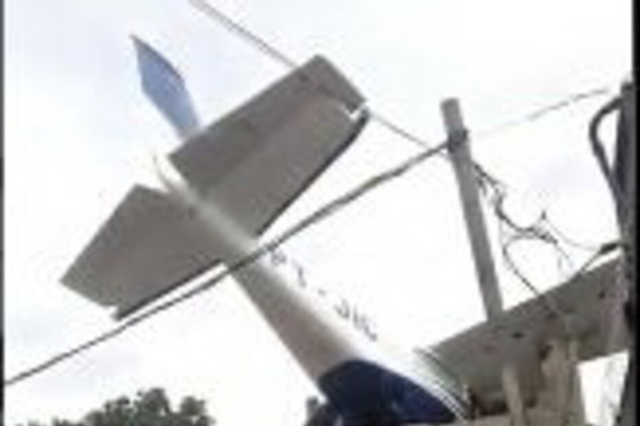 Avião cai em zona residencial e provoca um morto e dois feridos em Belém no Brasil