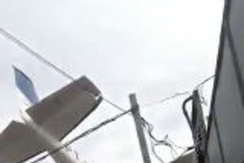 Avião cai em zona residencial e provoca um morto e dois feridos em Belém no Brasil