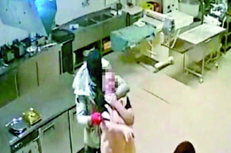 Videovigilância captou momento em que deixaram mulher inanimada 