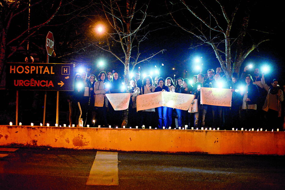 Enfermeiros do Centro Hospitalar do Oeste fizeram uma vigília de solidariedade nas Caldas da Rainha 