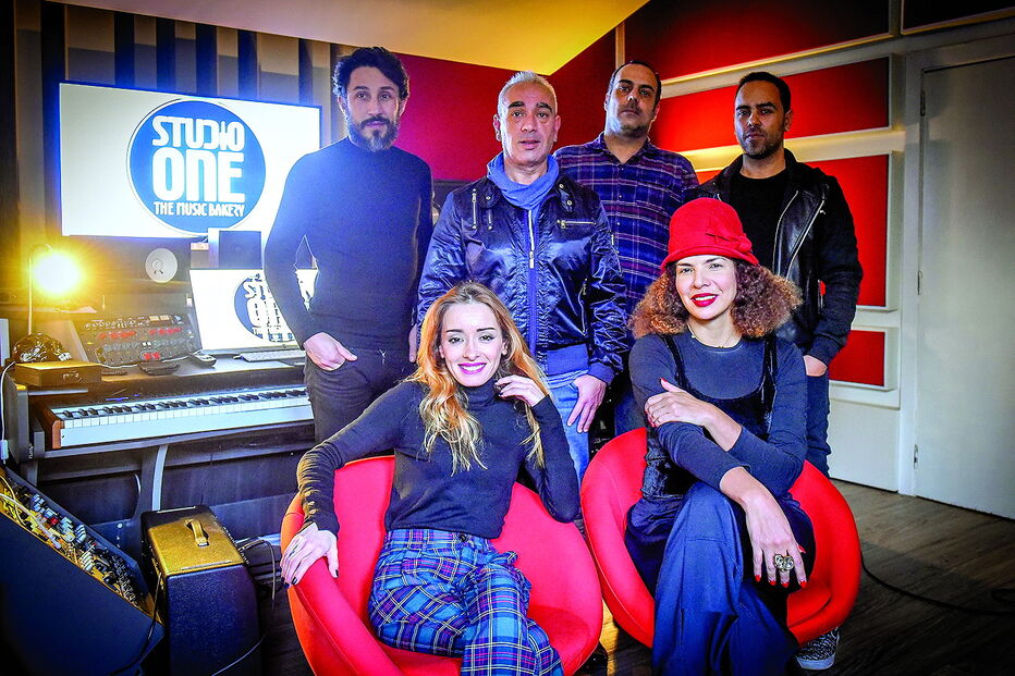 Os Amor Electro - Rui Rechena, Ricardo Vasconcelos, Tiago Pais Dias, Mauro Ramos e Marisa Liz - com Vanessa da Mata