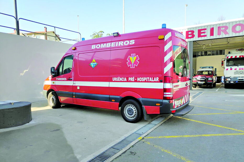 Ambulância dos Bombeiros Voluntários de Paredes que um homem de 20 anos roubou para ir comprar droga    