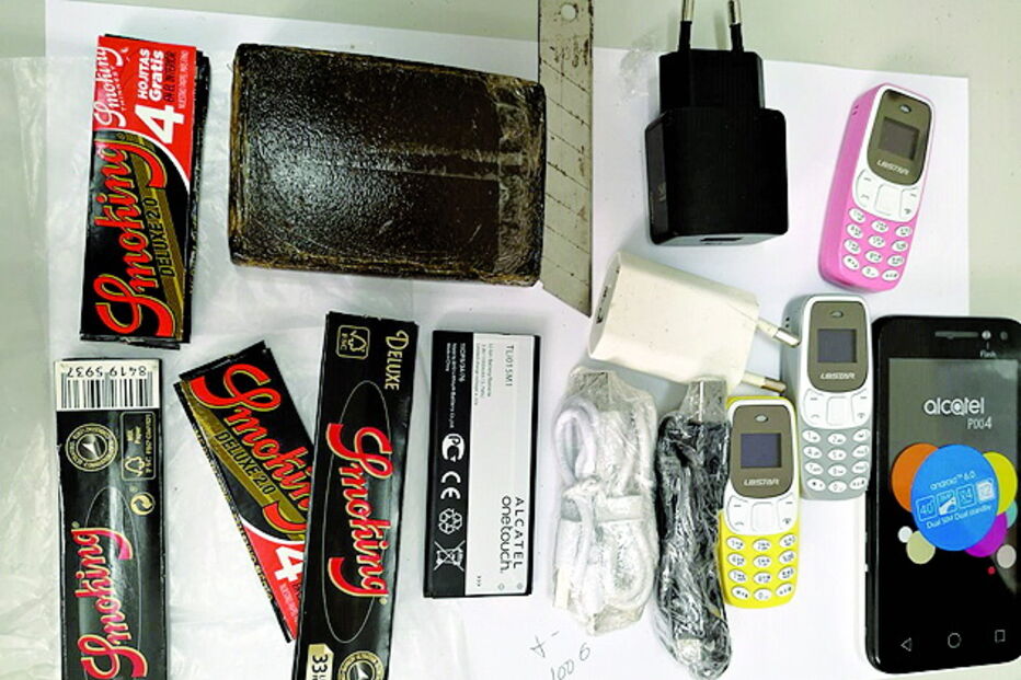 Bens foram arremessados do exterior para a prisão