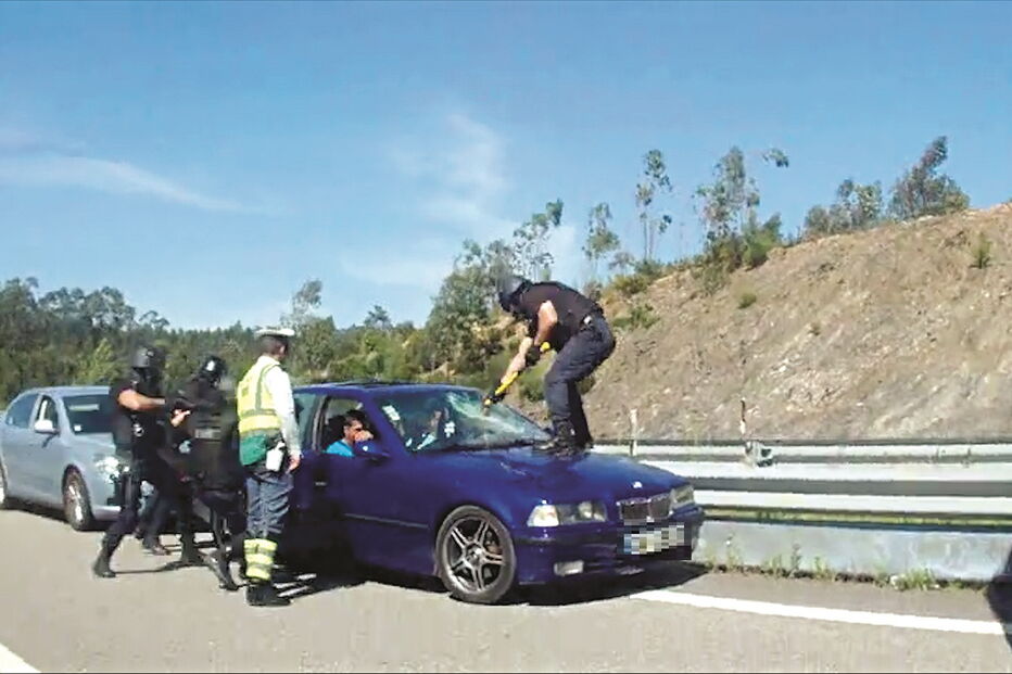 Vídeo mostra militares da GNR a destruir carro de suspeitos de tráfico