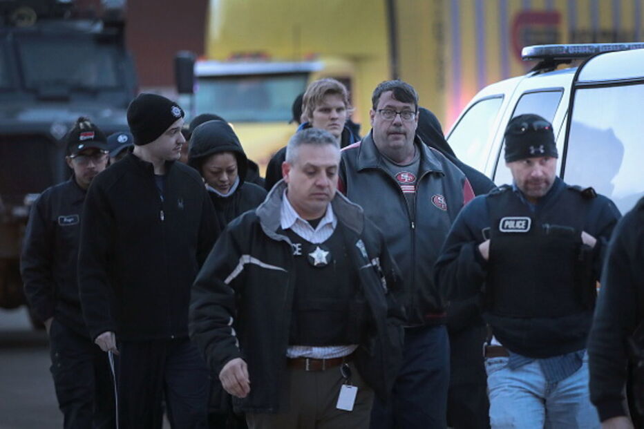 Trabalhadores da fábrica onde decorreu o tiroteio foram escoltados para fora do local