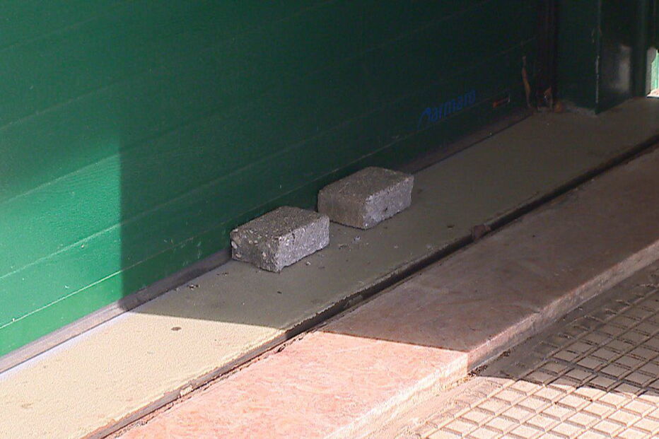 Portas terão sido arrombadas com recurso a várias pedras  