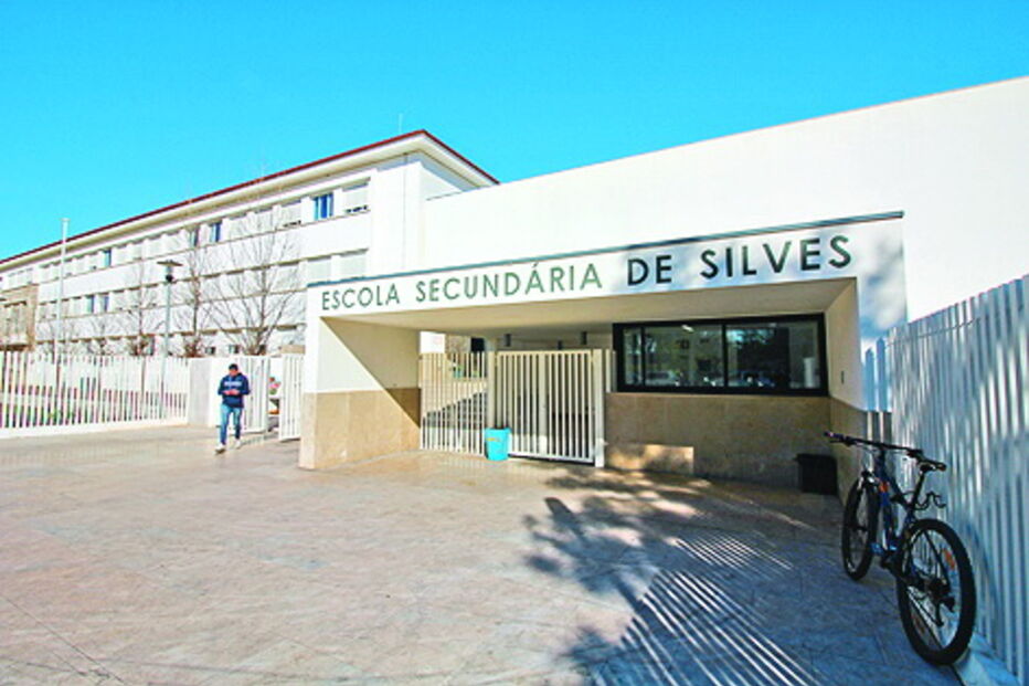Escola foi construída há cem anos e sofreu obras de reestruturação  