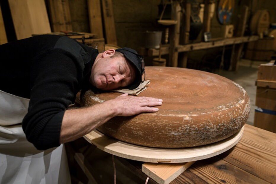 O produtor de queijos suíços Beat Wampfler 