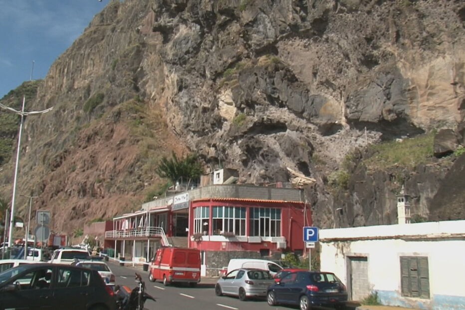 Derrocada atinge restaurante na Madeira e deixa jovem de 23 anos soterrada